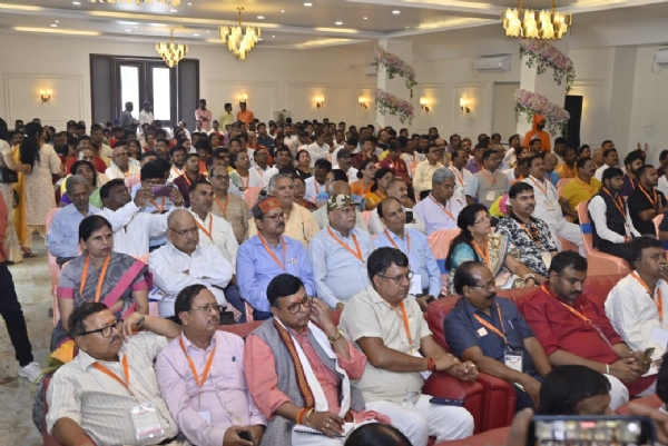 कार्यक्रम में मौजूद लोग कार्यक्रम में मौजूद लोग