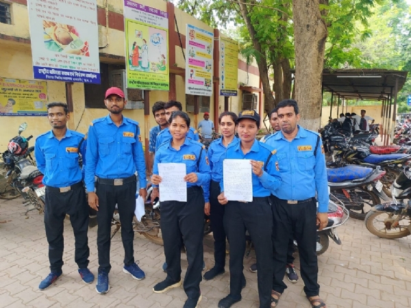 आश्वासन के बाद वेतन नहीं मिलने से नाराज सुरक्षा गार्ड।