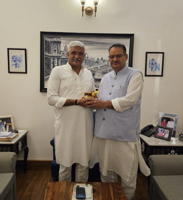 केंद्रीय पर्यटन एवं संस्कृति मंत्री गजेंद्र सिंह शेखावत से शिष्टाचार भेंट करते कृषि मंत्री गणेश जोशी।