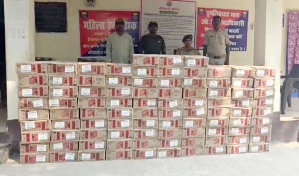 बरामद शराब के साथ पुलिस टीम