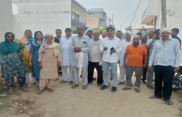 सोनीपत: सरस्वती विहार बिजली आपूर्ति बाधित होने से परेशान लोग प्रदर्शन करते हुए।