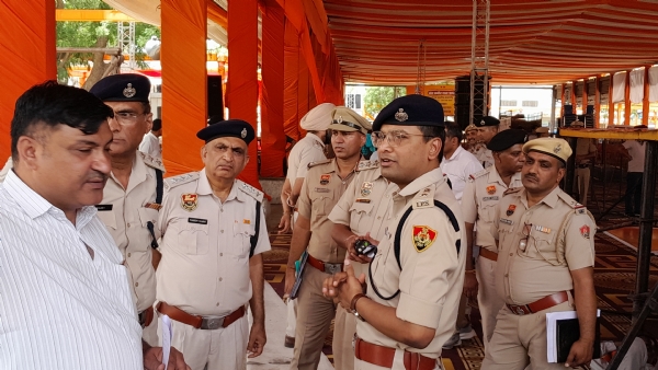 कार्यक्रम स्थल का जायजा लेते एसपी डॉ. मयंक गुप्ता।