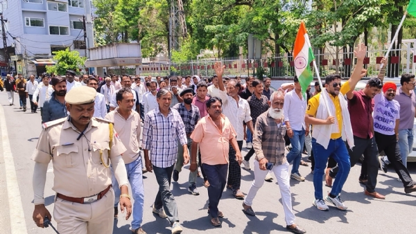 खेरोदा में 765 केवी सब ग्रिड स्टेशन के विरोध में गांव से ट्रेक्टर लेकर कलेक्ट्रेट पहुंचे ग्रामीण