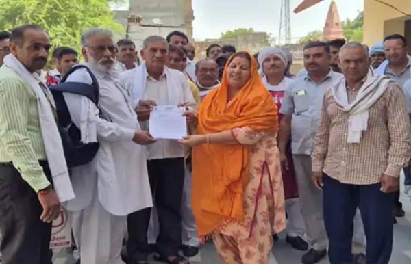 नांगल चौधरी की विधायक मंजू चौधरी को मांग पत्र देते हुए कर्मचारी।