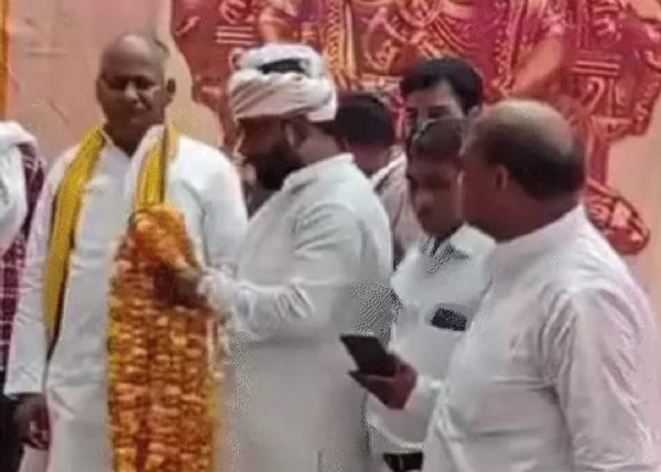 माला पहनाने के पहले खड़ा हमलावर माला लेकर