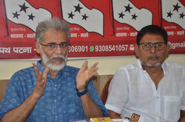 भाकपा-माले के राष्ट्रीय सचिव दीपंकर भट्टाचार्य संवाददाता सम्मेलन को संबोधित करते हुए।