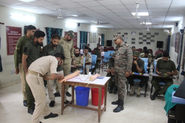 कारयकरम में भाग लेते पुलिसकमीर्् कारयकरम में भाग लेते पुलिसकमीर््