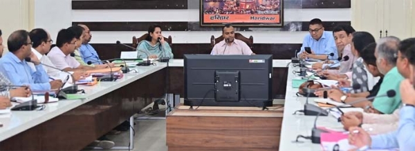 बैठक लेते डीएम