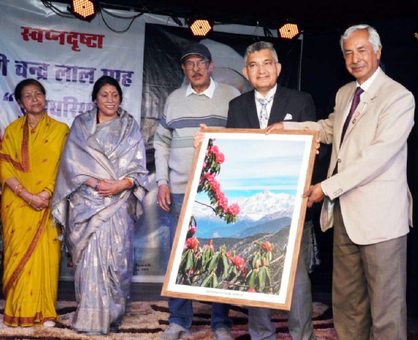 विद्यालय में मुख्य अतिथि उच्च न्यायालय के न्यायाधीश को स्मृति चिन्ह भेंट करते पद्मश्री अनूप साह।