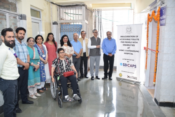 सफदरजंग अस्पताल में बनाए गए शौचालयों के शुरुआत के मौके पर मौजूद अधिकारी