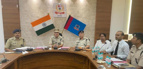 क्राइम मीटिंग में मौजूद अधिकारी