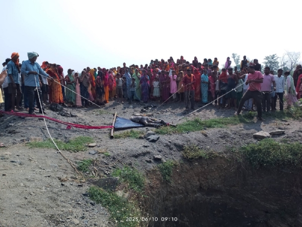 कुएं से निकाला गया शव एवं देखने के लिए लगी भीड़