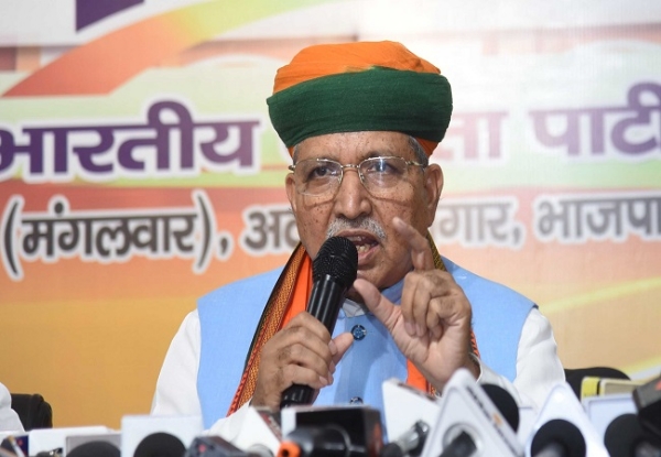 अर्जुन राम मेघवाल कायक्रम में बाेलते हुए