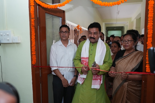 गुवाहाटी: असम सरकार के सामान्य प्रशासन विभाग के मंत्री रंजीत कुमार दास मंगलवार को यहां असम राज्यिक अभिलेखागार में सुधाकण्ठ डॉ. भूपेन हजारिका की फोटोगैलरी का उद्घाटन करते हुए।