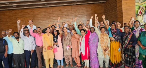 फोटो-11 एनटीएच 27-नरेंद्रनगर में मंगलवार को बंदोबस्त की मांग के लिए नारेबाजी करते हुए स्थानीय लोग