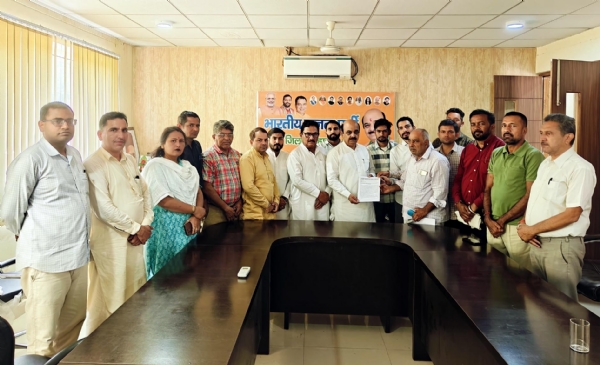 फतेहाबाद। बीजेपी जिलाध्यक्ष को ज्ञापन सौंपते लाइब्रेरी बचाओ संघर्ष समिति के सदस्य।