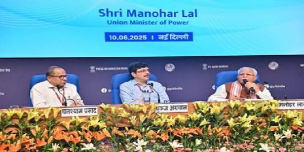 नई दिल्‍ली में मीडिया को संबोधित करते हुए बिजली मंत्री मनोहर लाल