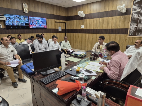 बैठक करते जिलाधिकारी