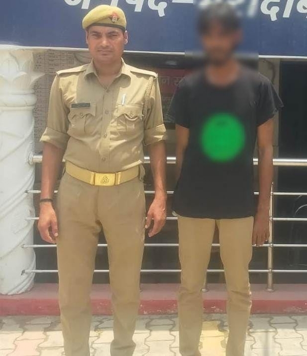 कटघर थाना क्षेत्र में किशोरी से छेड़खानी के मामले में गिरफ्तार आरोपित।