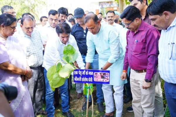 पौधारोपण करते मंत्री