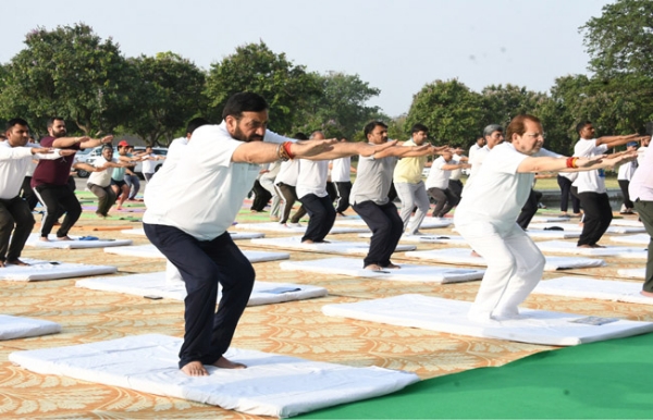 हरियाणाा के मुख्यमंत्री नायब सैनी योग प्रोटोकॉल कार्यक्रम में भाग लेते हुए