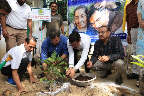 दिल्ली शिक्षा विभाग द्वारा आयोजित कार्यक्रम “एक पेड़ मां के नाम” के दौरान बुधवार को पौधारोपण करते मंत्री प्रवेश साहिब सिंह