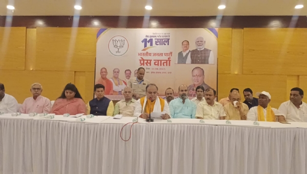 कार्यक्रम के दौरान उपस्थित माननीय