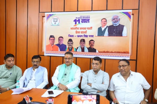 मीडिया से बातचीत करते कृषि मंत्री गणेश जोशी।