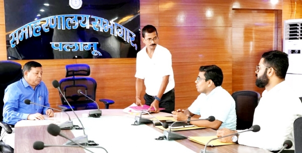 बैठक करते डीडीसी
