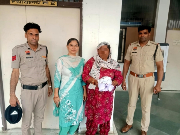 फतेहाबाद। पुलिस गिरफ्त में गांजा सहित गिरफ्तार महिला।