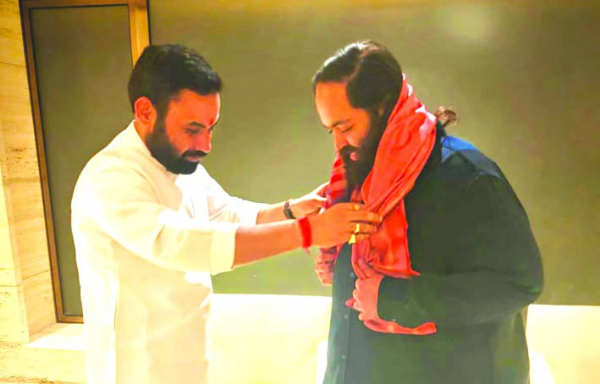 अनंत अंबानी से भेंट के दौरान गंगा सभा महामंत्री तन्मय वशिष्ठ