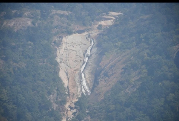रास्ते में बहती है छोटी छोटी कई झरने।