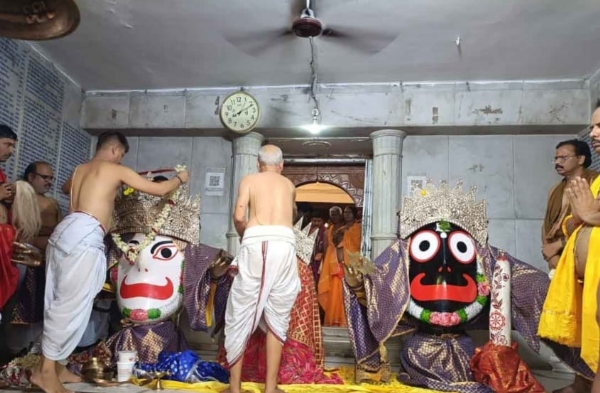 भगवान जगन्‍नाथ की पूजा करते पुजारी