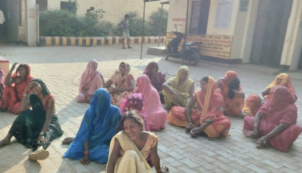 हलिया के औरा गांव में विजली के करेंट की चपेट में आने से महिला की मौत के बाद विलखते परिजन।