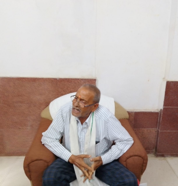किसान खम्हन सिंह साहू प्रेस कांफ्रेंस में आरोप लगाते हुए।