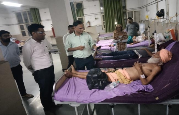 अस्पताल में दाखिल मरीजों को स्वास्थ्य सेवाएं देते चिकित्सक।
