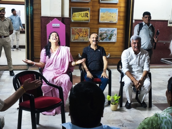 योग महोत्सव:नगर निगम ग्रेटर मुख्यालय पर अधिकारियों और कर्मचारियों ने किया योगाभ्यास