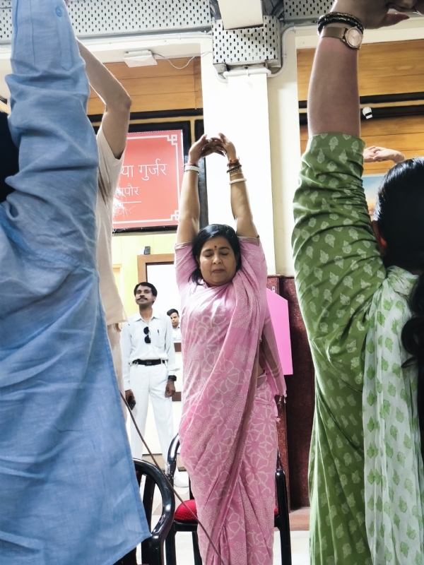 योग महोत्सव:नगर निगम ग्रेटर मुख्यालय पर अधिकारियों और कर्मचारियों ने किया योगाभ्यास