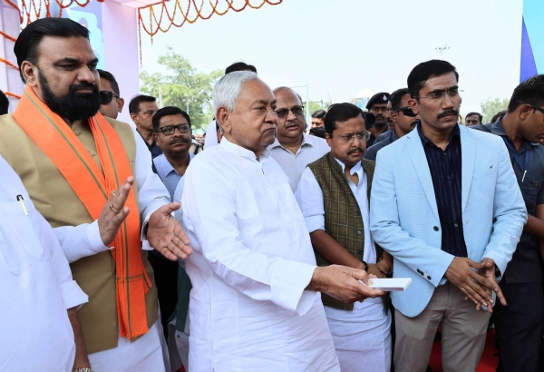 मुख्यमंत्री नीतीश कुमार और उपमुख्यमंत्री सम्राट चौधरी ने अशोक राजपथ पर डबल डेकर सड़क का उद्घाटन किया