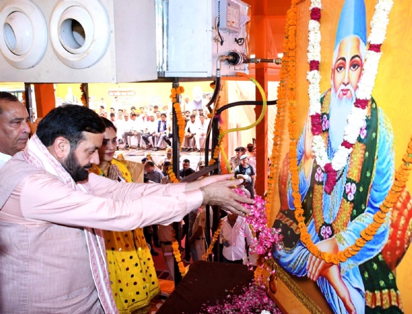 संत कबीर की जयंती पर श्रद्धासुमन अर्पित करते सीएम।