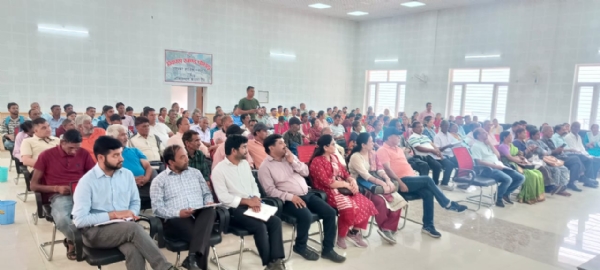बैठक में मौजूद अधिकारी व किसान।
