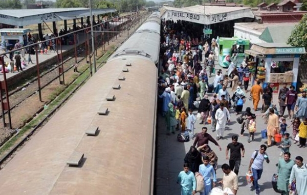 यह मुल्तान रेलवे स्टेशन है। पाकिस्तान के रेलमंत्री हनीफ अब्बासी ने यहीं प्रेस कॉन्फ्रेंस में कुछ महत्वपूर्ण घोषणाएं की। यह मुल्तान रेलवे स्टेशन है। पाकिस्तान के रेलमंत्री हनीफ अब्बासी ने यहीं प्रेस कॉन्फ्रेंस में कुछ महत्वपूर्ण घोषणाएं की।