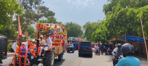 शहर में शोभा यात्रा निकालते हुए श्रद्धालु। शहर में शोभा यात्रा निकालते हुए श्रद्धालु।