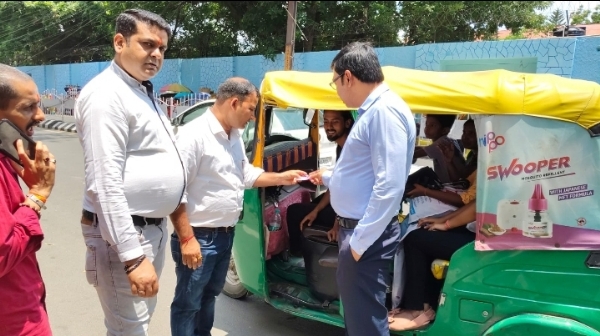 निरीक्षण के दौरान नगर प्रशासन टीम के अधिकारी पदाधिकारी