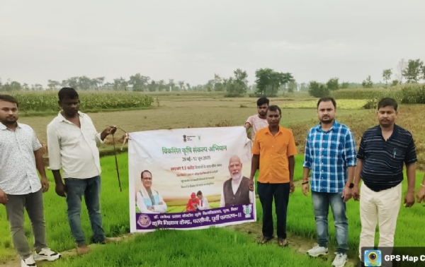 किसानो को जानकारी देते  कृषि वैज्ञानिक
