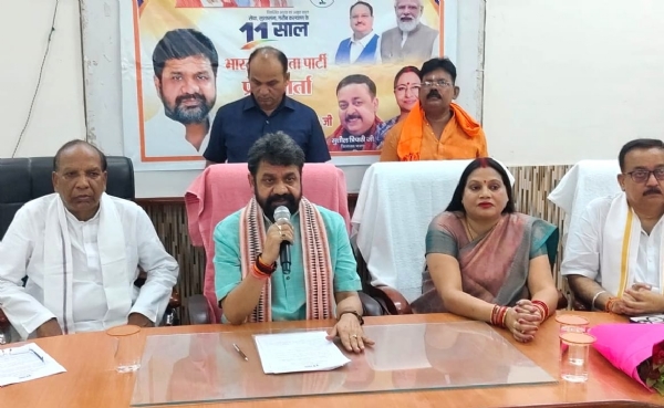 प्रेस वार्ता करते दया शंकर