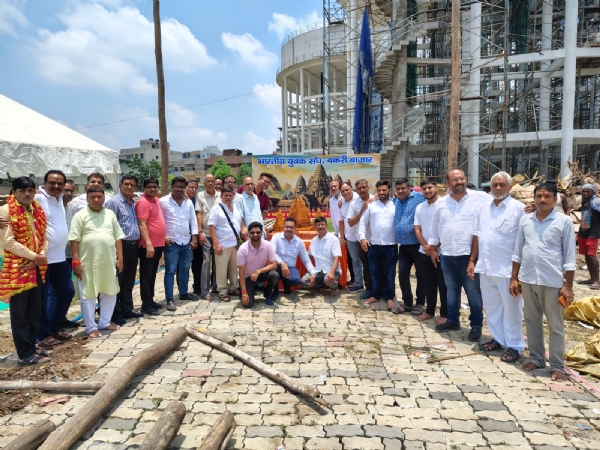 भूमि पूजन के बाद भारतीय युवक संघ के सदस्‍य