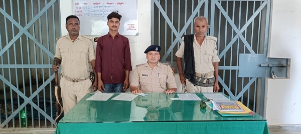 पुलिस गिरफ्त में 20 हजार का इनामी बदमाश