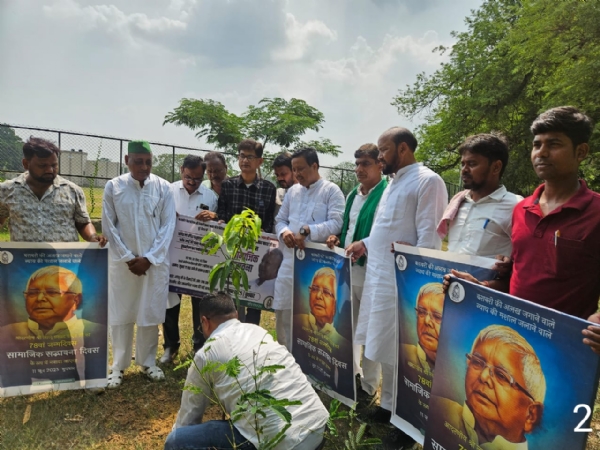 पौधारोपण करते लोग