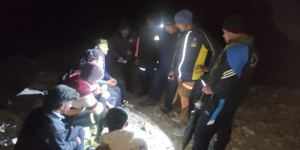 एसडीआरएफ रेस्क्यू युवकों के साथ।